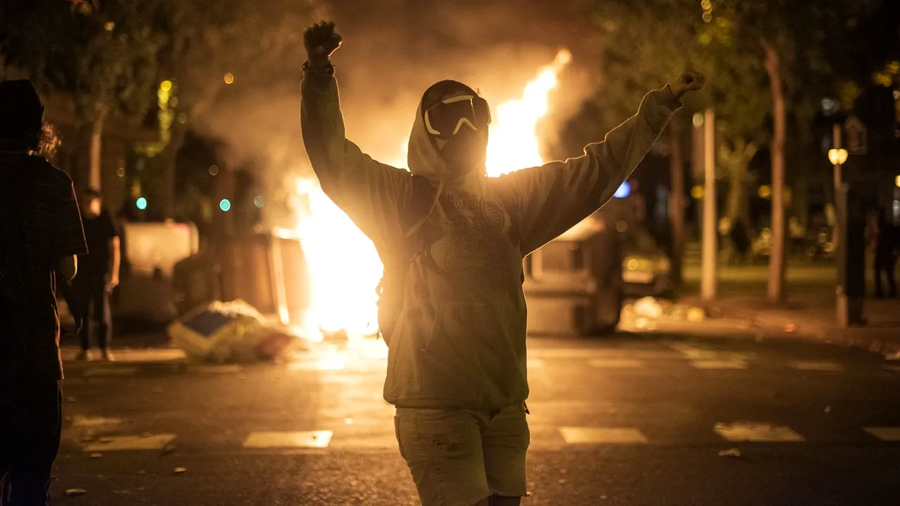 VIDEO | Protestele violente continuă în Barcelona: Cel puţin 80 de răniţi, inclusiv 46 de poliţişti, în a treia noapte de incidente