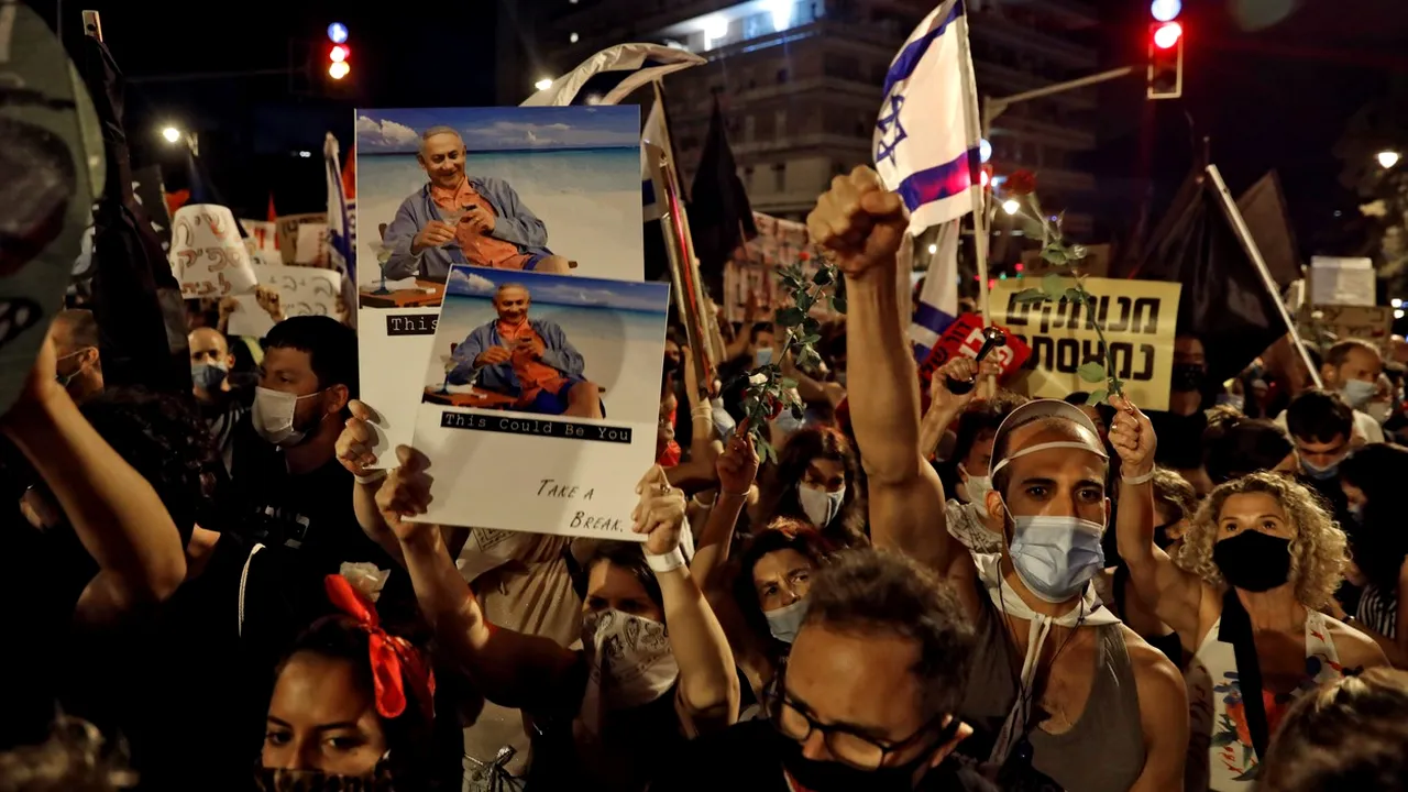 Mii de protestatari cer demisia lui Netanyahu în faţa reşedinţei premierului. Cei care nu vor să plece sunt luaţi pe sus de către poliţişti