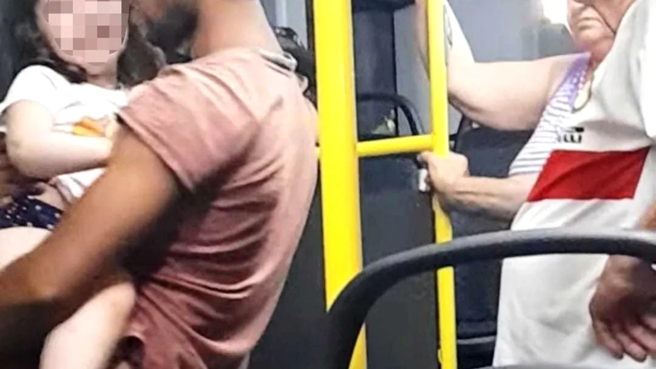 VIDEO O fetiţă plânge, ţipă şi se zbate în braţele unui bărbat, într-un autobuz din România. Călătorii asistă impasibili. Filmarea, virală pe net
