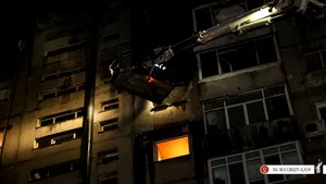 Incendiu puternic la un apartament din Ferentari. O femeie, transportată la spital