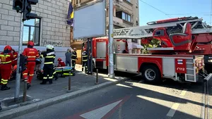 Apartament în flăcări în Capitală. O persoană e inconștientă