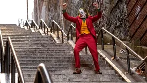 Imagini VIRALE: Fanii peliculei ”Joker”, loviţi cu ouă în timp ce se fotografiau în cartierul Bronx, pe scările surprinse în film - VIDEO