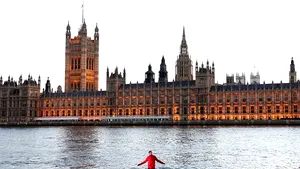 Magie sau nu? Un britanic păşeşte pe apă - FOTO