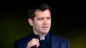 Preotul catolic Francisc Doboş, ironii ​despre controversa gen vs. sex în buletin. „O ţineam sus şi tare că sunt Papesa Francisc”
