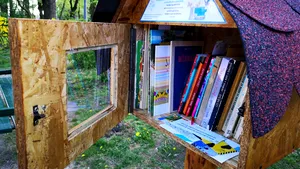 Căsuţe cu cărţi şi mini-biblioteci în aer liber înfiinţate de o universitate în parcuri | GALERIE FOTO