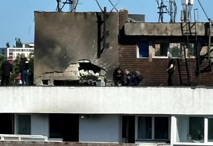 Breaking News UPDATE: O dronă s-a prăbușit peste un bloc de locuințe în Galați | Consulatul Rusiei de la Constanța va fi închis. Anunțul lui Nicușor Dan | Ambasadorul Rusiei, convocat la MAE | IMAGINI ÎN PREMIERĂ