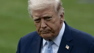 Trump anunță tarife de 25% pentru mașinile din UE, invocând nerespectarea acordului comercial