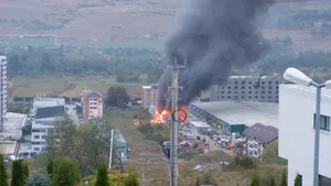 Incendiu puternic, cu degajări mari de fum, în Cluj: Pompierii intervin cu mai multe autospeciale | VIDEO