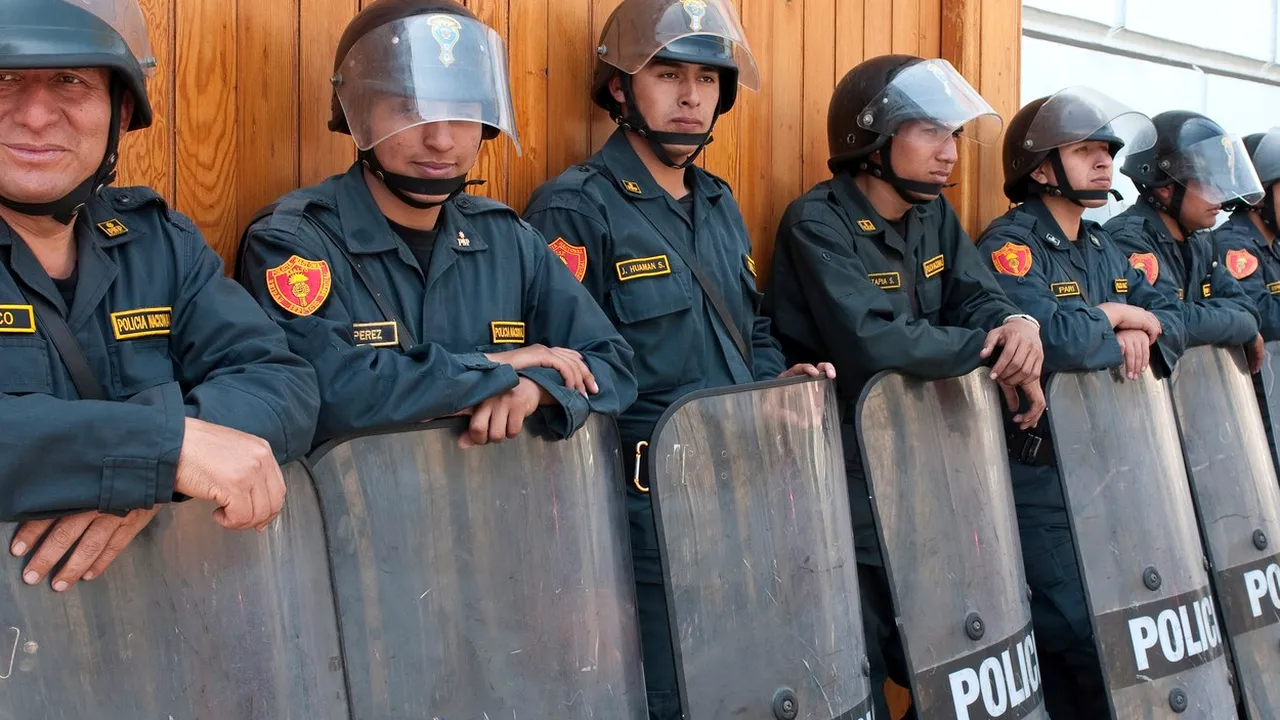 Cel puţin 13 persoane au murit în urma unui raid al poliţiei la un club de noapte care a încălcat restricţiile impuse de COVID-19

