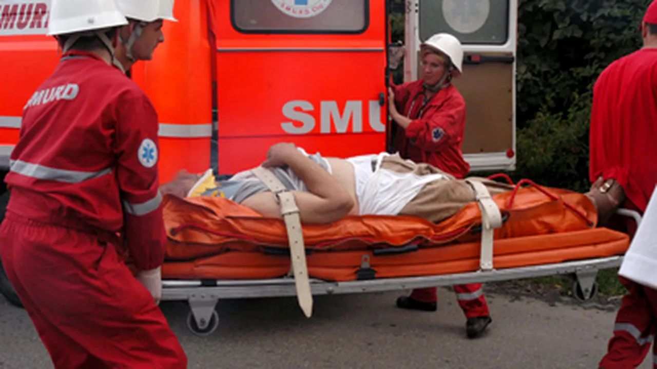 Un mort şi patru răniţi într-un accident rutier pe DN13A