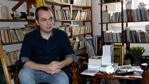 Un poliţist din Craiova îşi dedică timpul liber poeziei, inspirat de femeia iubită