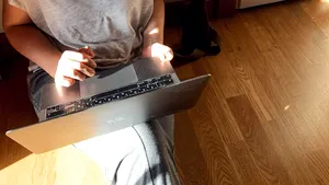 Ucraina. Fotografia unei femei-parlamentar cu Kalashnikov-ul alături face înconjurul lumii

