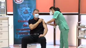 Iohannis s-a vaccinat public la Spitalul Militar. Preşedintele dă startul etapei a doua a campaniei de vaccinare anti-Covid
