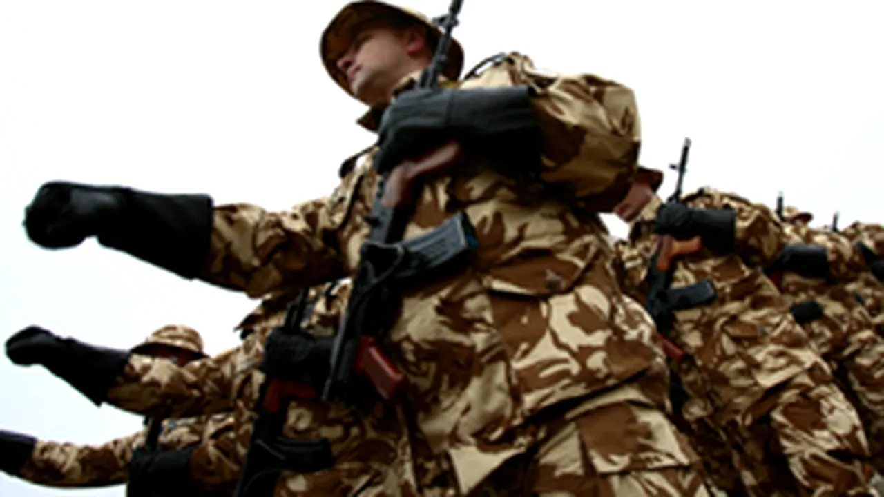 10 militari români cu misiuni în Afganistan, medaliaţi de Comandantul forţelor terestre SUA din Europa