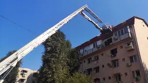 INCENDIU în Capitală: Pompierii au intervenit cu şase autospeciale/ Mai multe persoane au fost evacuate | FOTO, VIDEO
