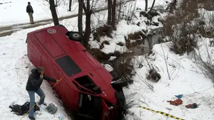 Un mort şi cinci răniţi după ce un microbuz a căzut într-o râpă din Bacău | FOTO