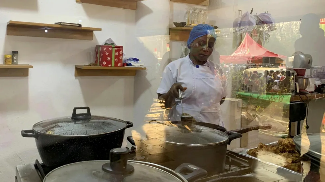 O bucătăreasă din Ghana a gătit non-stop 227 de ore. Ea speră să intre în Cartea Recordurilor