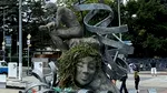 Un artist acoperă o sculptură cu deșeuri din plastic în fața ONU, în semn de protest față de poluare
