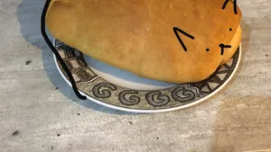 Oamenii din carantină fac pâine pentru prima dată. Ce le-a ieşit şi reacţiile lor. FOTO 