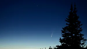 Cometa Neowise poate fi văzută cu ochiul liber pe cerul României. Unde trebuie să ne uităm pentru a o vedea zilele acestea

