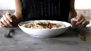 Cum vă daţi seama că suferiţi de bulimie, o traumă ascunsă