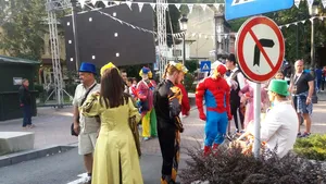 Paradă de fachiri, domniţe şi personaje din desene animate, la Festivalul 