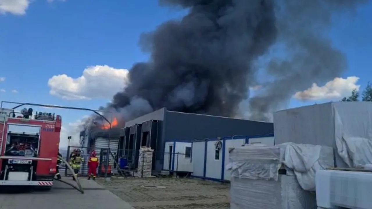 Incendiu puternic la un depozit de alimente de la Therme. Pompierii acţionează cu 12 autospeciale de stingere