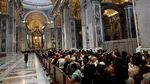 Zeci de mii de persoane așteaptă la coadă pentru a vedea trupul Papei în Catedrala Sfântul Petru