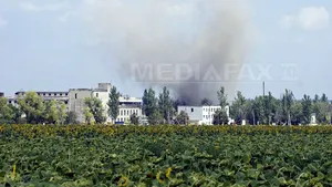 Tiruri de artilerie în Doneţk: O şcoală a fost cuprinsă de flăcări