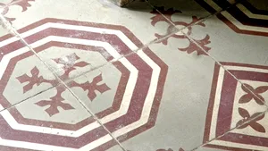 Trei olteni, prinşi în timp ce furau gresie şi faianţă dintr-o societate