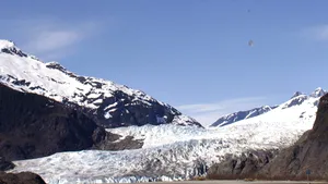 O structură subacvatică, asemănătoare vulcanului, elimină gaze în largul coastei Alaska