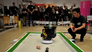 ROBOŢI INTELIGENŢI la Cluj: Unul spală geamuri, celălalt sortează gunoiul - VIDEO, GALERIE FOTO