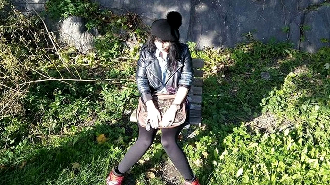 Tânără bolnavă de scleroză multiplă acuză că i se va lua pensia pentru că a primit 230 lei după ce a publicat poezii: Statul nu a avut niciodată grijă de mine / Ministerul Muncii face verificări
