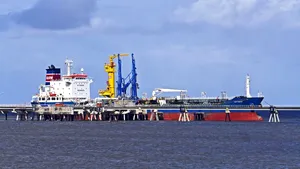 Era și cazul! / Rusia dezvoltă o peliculă polimerică ușoară și reutilizabilă care absoarbe petrolul de pe suprafața apei