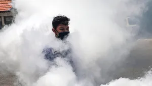 AP: O criză nu vine niciodată singură. Măsurile anti coronavirus, o sabie cu două tăişuri: măşti, restricţii de călătorie şi testare în masă