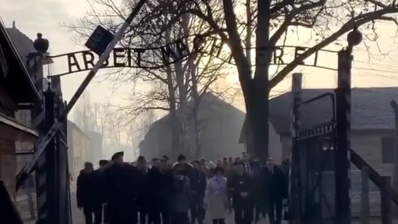 Reacţia supravieţuitorilor de la Auschwitz, întorşi la poarta lagărului după 75 de ani de la eliberare. VIDEO