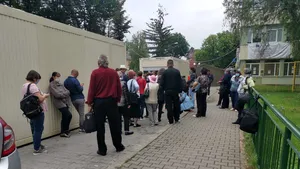 VIDEO Bolnavii de cancer stau la cozi uriaşe, în faţa Institutului Oncologic Cluj. Emanuel Ungureanu: În Institut există un focar de infecţie