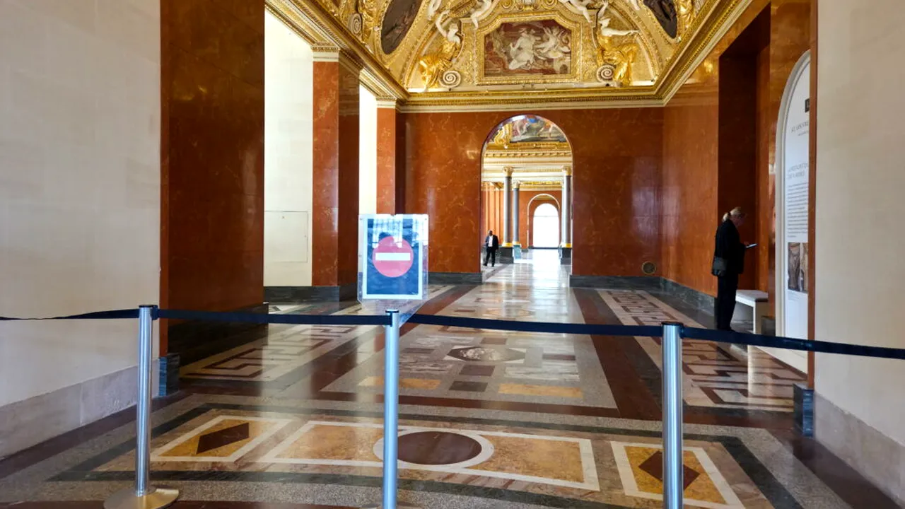Louvre, găurit la propriu și la figurat / Clădirea muzeului dă semne tot mai mari de bătrânețe / Își închide o galerie pentru consolidări