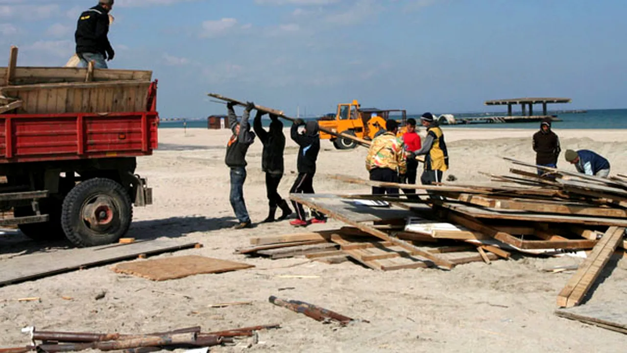 Desfiinţarea construcţiilor abuzive de pe litoral, făcută de poliţişti şi inspectori