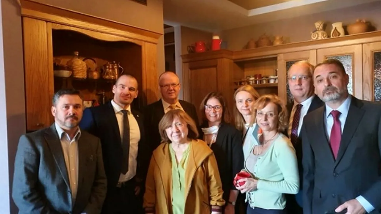 FOTO. Ambasadorul României în Belarus protejează o scriitoare laureată Nobel, în Minsk, chiar la ea acasă
