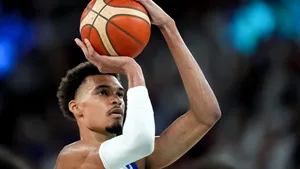 Victor Wembanyama, starul echipei San Antonio, suferă o comoție cerebrală în timpul meciului al doilea cu Portland din play-off-ul NBA