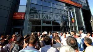 Sindicaliştii de la Poşta Română protestează joi, cu cagule pe faţă, în toată ţara