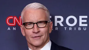 Anderson Cooper împlineşte astăzi 54 de ani. Povestea fascinantă a omului ce a vrut să devină spion, dar a ajuns unul dintre cei mai mari jurnalişti
