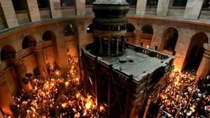 Sfânta Lumină a ajuns la Biserica Sfântului Mormânt din Ierusalim