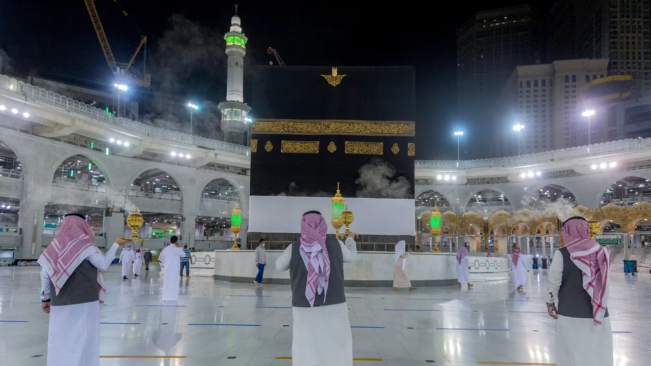 Pelerinajul de la Mecca: podelele şi stâlpii Marii Moschei au fost dezinfectaţi pentru a preveni infectarea cu SARS-COV-2