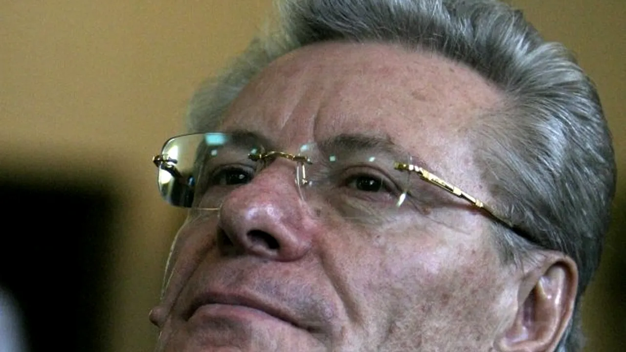 Fostul preşedinte moldovean Petru Lucinschi, în vârstă de 70 de ani, a sărit cu paraşuta