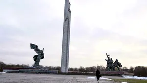 După Estonia, încă un stat baltic va dărâma un monument din epoca sovietică. Ruşii protestează