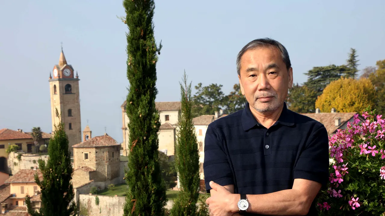 Haruki Murakami împlineşte 72 de ani. Înainte de a deveni un scriitor celebru, a fost pasionat de muzică, care de altfel i-a şi marcat opera