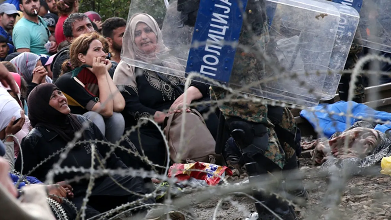 Imigranţii încearcă să rupă gardul la frontiera dintre Grecia şi Macedonia. VIDEO