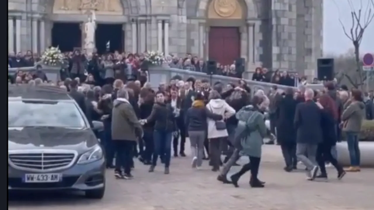 Au dansat la înmormântarea profesoarei